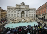 罗马标志性的特莱维喷泉（Trevi Fountain）在经过修缮后重新开放，以迎接禧年（Jubilee Holy Year）